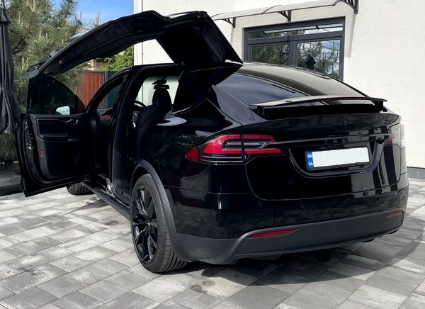 Прокат Tesla Model X чорна без водія у Києві