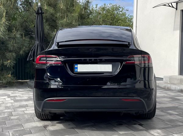 Прокат Tesla Model X чорна без водія у Києві