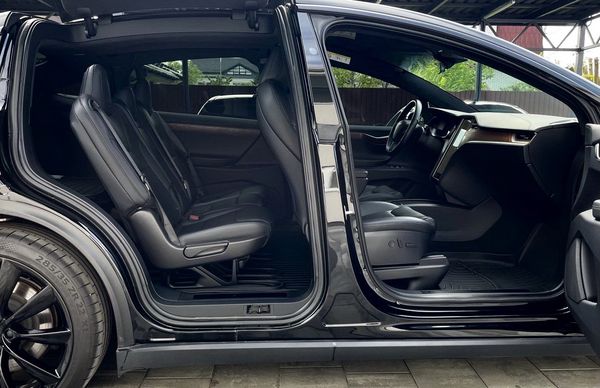 Прокат Tesla Model X чорна без водія у Києві