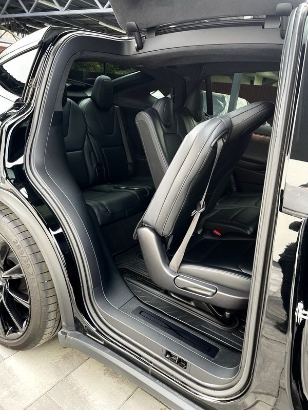 Прокат Tesla Model X чорна без водія у Києві