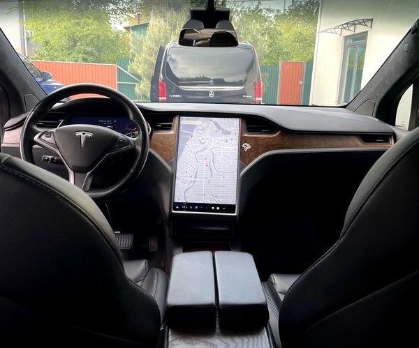 Прокат Tesla Model X чорна без водія у Києві 