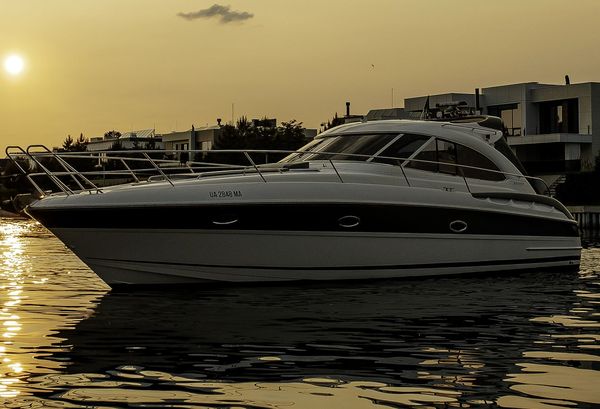 Прокат аренда катера яхты Bavaria 37 Sport HT VIP ресторан Заферано Золоче