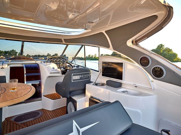 Прокат аренда катера яхты Bavaria 37 Sport HT VIP ресторан Заферано Золоче