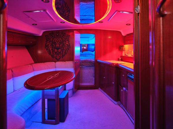 Прокат аренда катера яхты Bavaria 37 Sport HT VIP ресторан Заферано Золоче