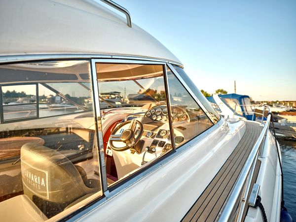 Прокат аренда катера яхты Bavaria 37 Sport HT VIP ресторан Заферано Золоче
