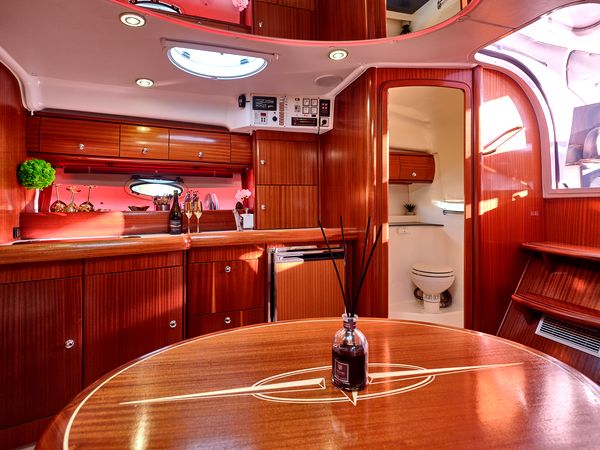 Прокат аренда катера яхты Bavaria 37 Sport HT VIP ресторан Заферано Золоче