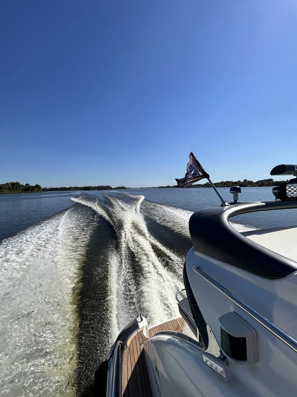 Прокат аренда катера яхты Bavaria 37 Sport HT VIP ресторан Заферано Золоче