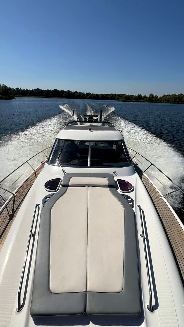 Прокат аренда катера яхты Bavaria 37 Sport HT VIP ресторан Заферано Золоче