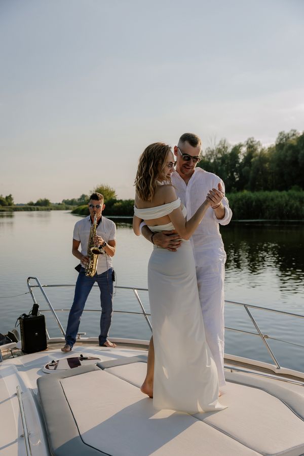 Прокат аренда катера яхты Bavaria 37 Sport HT VIP ресторан Заферано Золоче