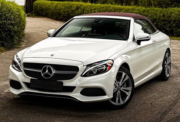 Прокат Mercedes-Benz C300 Cabrio без водія в Києві 