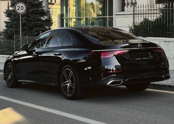 Оренда Mercedes Benz E-class W214 з водієм 