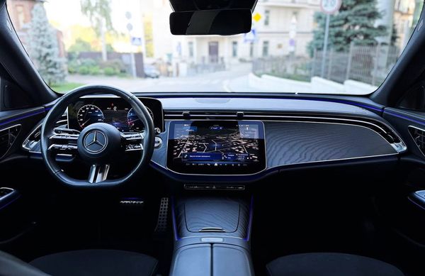 Оренда Mercedes Benz E-class W214 з водієм 