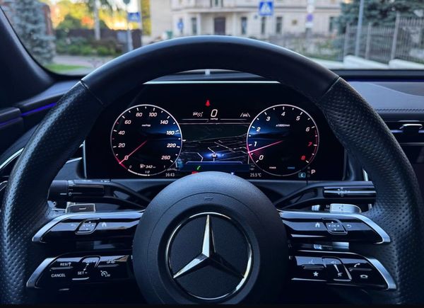 Оренда Mercedes Benz E-class W214 з водієм 