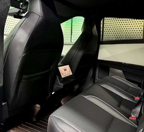 Tesla Cybertruck черный аренда на фотосессию съемки Tesla Cybertruck черный аренда на фотосессию съемки