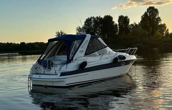 Аренда VIP яхты Bavaria 27 в Киеве — яхта на день рождения, фотосессию, свадьбу, съемку