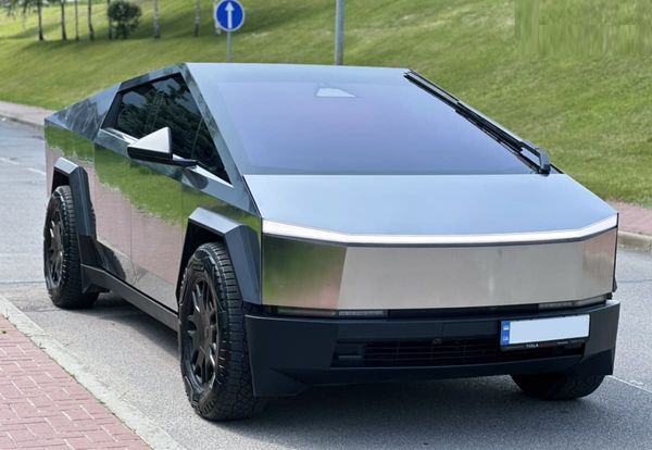 Tesla Cybertruck оренда з водієм для фотосесії зйомки