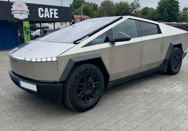 Tesla Cybertruck оренда з водієм для фотосесії зйомки