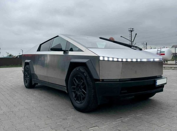 Tesla Cybertruck оренда з водієм для фотосесії зйомки