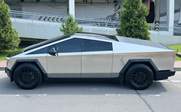 Tesla Cybertruck оренда з водієм для фотосесії зйомки