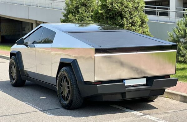 Tesla Cybertruck оренда з водієм для фотосесії зйомки