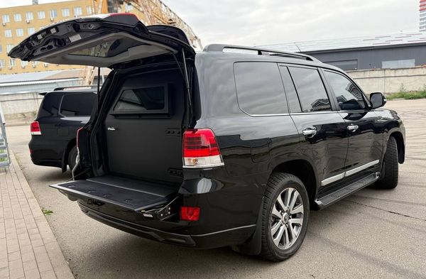 Оренда броньованої Toyota Land Cruiser 200 з водієм
