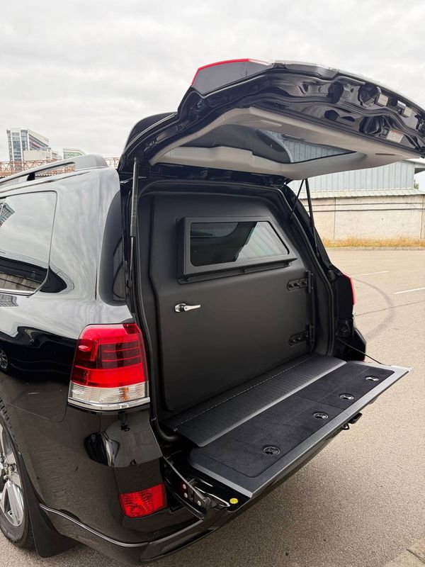 Оренда броньованої Toyota Land Cruiser 200 з водієм
