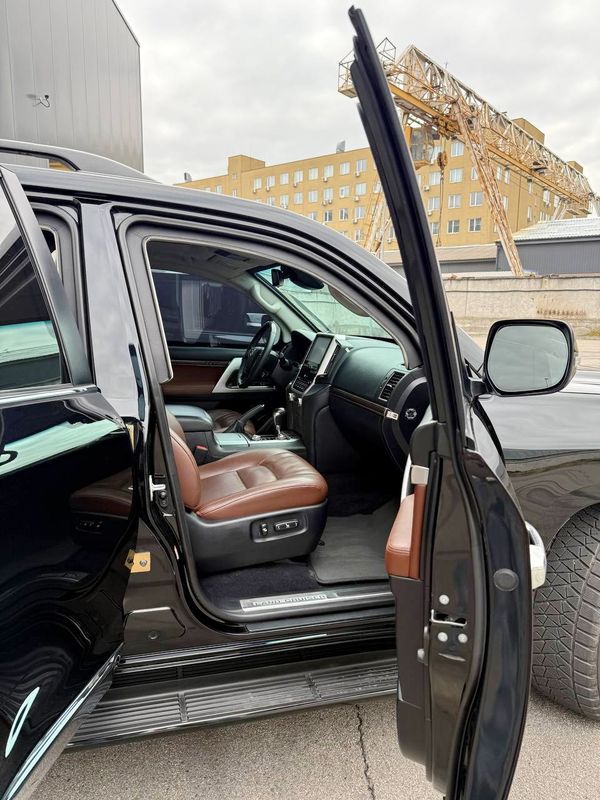 Оренда броньованої Toyota Land Cruiser 200 з водієм