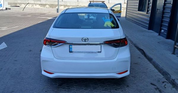 Toyota Corolla белая авто на свадьбу 