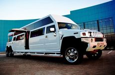 Лімузин Mega Hummer H2 білий замовити на весілля в Києві