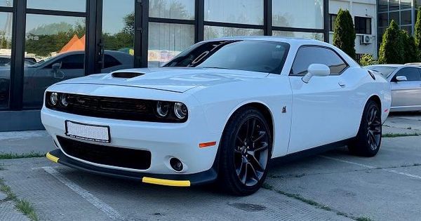Прокат Dodge Challenger білий 6.4 без водія у Києві 