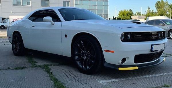 Прокат Dodge Challenger білий 6.4 без водія у Києві 
