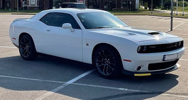 Прокат Dodge Challenger білий 6.4 без водія у Києві 