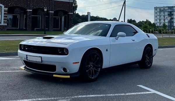 Прокат Dodge Challenger білий 6.4 без водія у Києві 