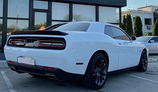 Прокат Dodge Challenger білий 6.4 без водія у Києві 