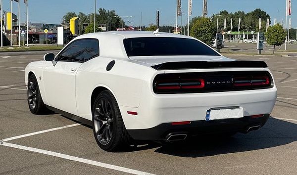 Прокат Dodge Challenger білий 6.4 без водія у Києві 