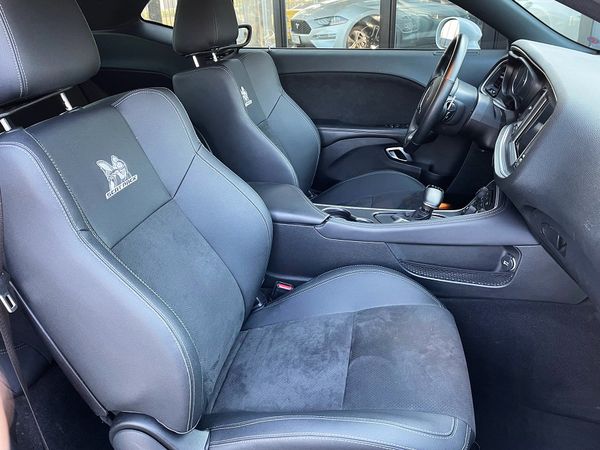 Прокат Dodge Challenger білий 6.4 без водія у Києві 