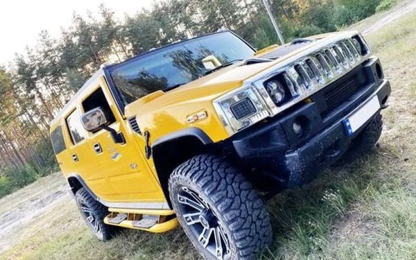 Hummer H2 жовтий — оренда на зйомки в Києві 