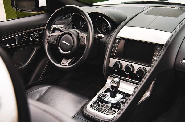 Прокат Jaguar F-Type кабріолет білий без водія в Києві Прокат Jaguar F-Type кабріолет білий без водія в Києві