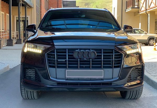 Аренда Audi Q7 R-Line в Киеве — прокат без водителя или с водителем