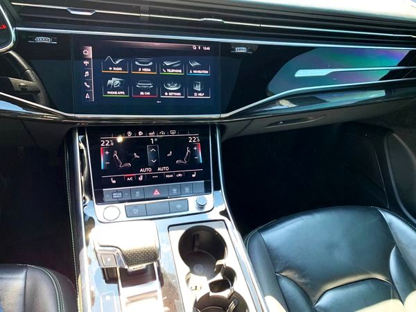 Аренда Audi Q7 R-Line в Киеве — прокат без водителя или с водителем Аренда Audi Q7 R-Line в Киеве — прокат без водителя или с водителем
