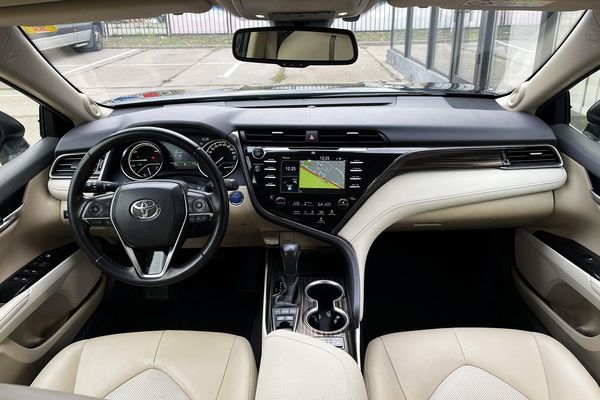Оренда Toyota Camry 2025 в Києві — прокат Camry без водія 