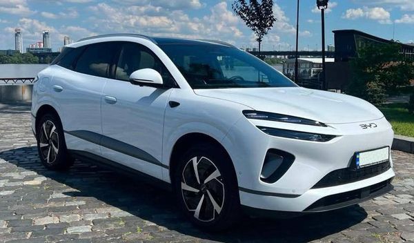 Электро-внедорожник BYD ID белый на свадьбу с водителем в Киеве 