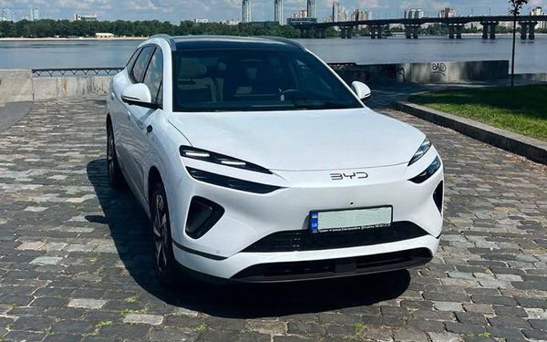 Электро-внедорожник BYD ID белый на свадьбу с водителем в Киеве 