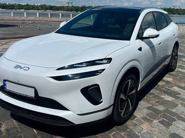 Электро-внедорожник BYD ID белый на свадьбу с водителем в Киеве 