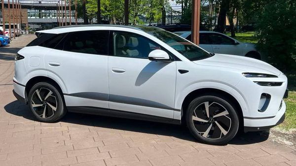 Электро-внедорожник BYD ID белый на свадьбу с водителем в Киеве 
