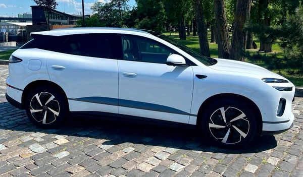 Электро-внедорожник BYD ID белый на свадьбу с водителем в Киеве 