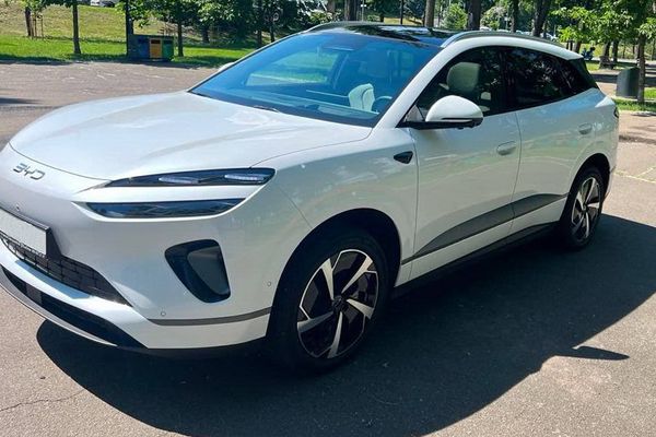 Электро-внедорожник BYD ID белый на свадьбу с водителем в Киеве 