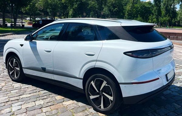 Электро-внедорожник BYD ID белый на свадьбу с водителем в Киеве 