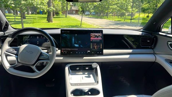 Электро-внедорожник BYD ID белый на свадьбу с водителем в Киеве 