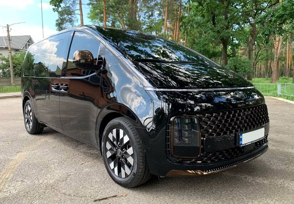Аренда микроавтобуса Hyundai Staria без водителя в Киеве 